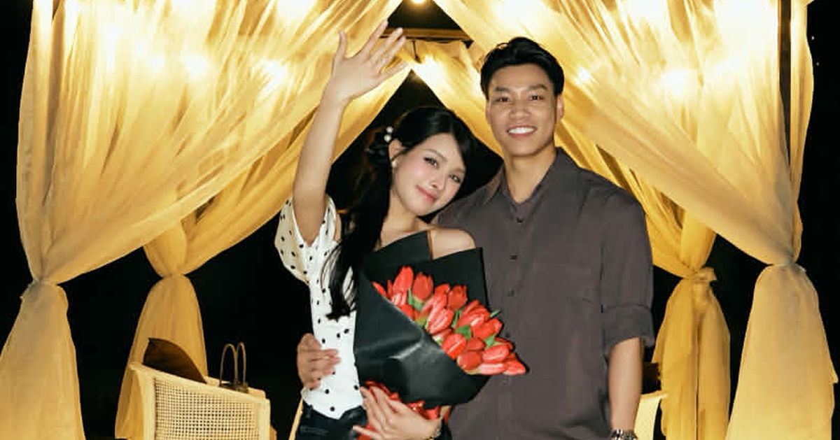 Tuyển thủ Vũ Văn Thanh cầu hôn bạn gái "trâm anh thế phiệt" trong khung cảnh lãng mạn như ngôn tình