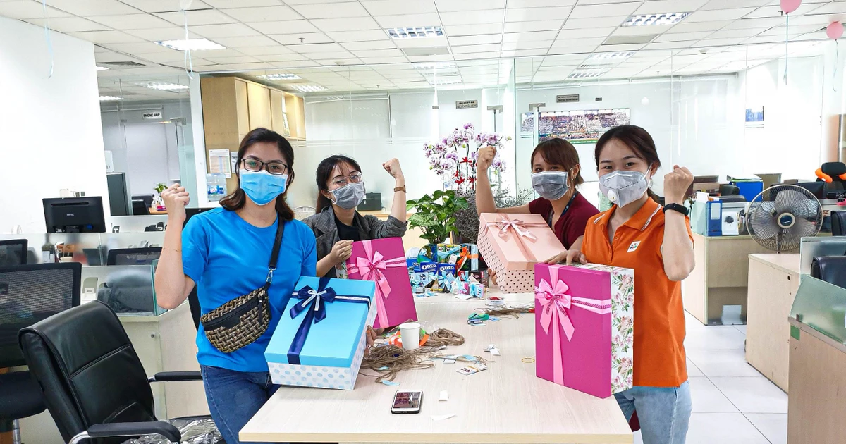 Dân công sở thức xuyên đêm gói quà, sáng tác nhạc tri ân anh chị y bác sĩ tuyến đầu chống dịch