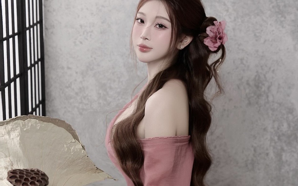 Quỳnh Alee "xả vai" quẩy banh nóc, múa quạt cực dẻo tại siêu đám cưới ADC - Kim Chung Phan khiến dân tình cười ngất