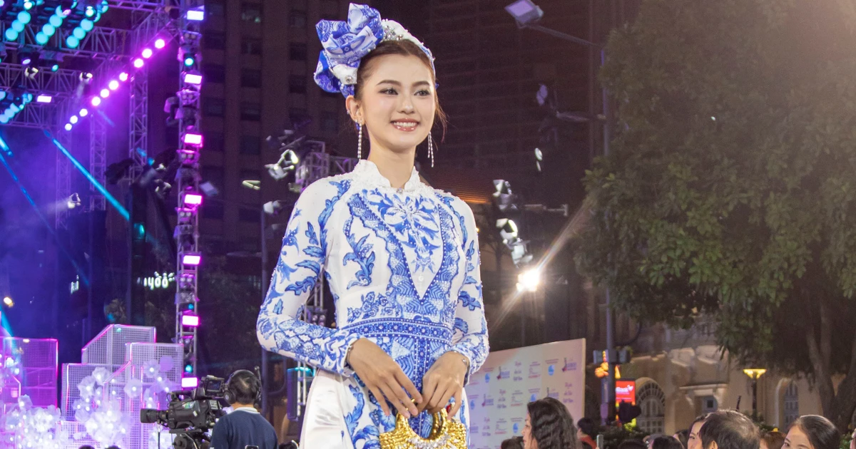 Sinh viên Sài Gòn tự hào diện áo dài catwalk tại phố đi bộ Nguyễn Huệ