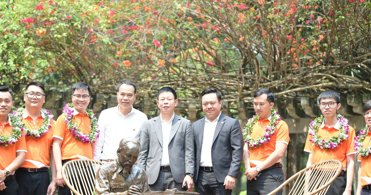 Gương mặt trẻ Việt Nam 2024 dâng hương tưởng niệm liệt sĩ và về thăm nhà Bác