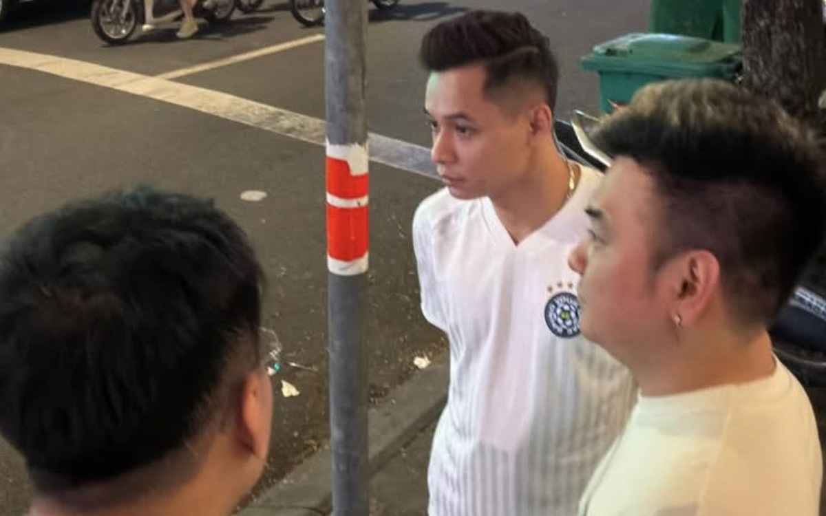 Huyền thoại "Tứ hoàng Streamer" tụ họp: Độ Mixi, PewPew và Xemesis "tám chuyện" 30 phút giữa ngã tư, dân mạng phát sốt với bức ảnh "bình dân" nhất năm