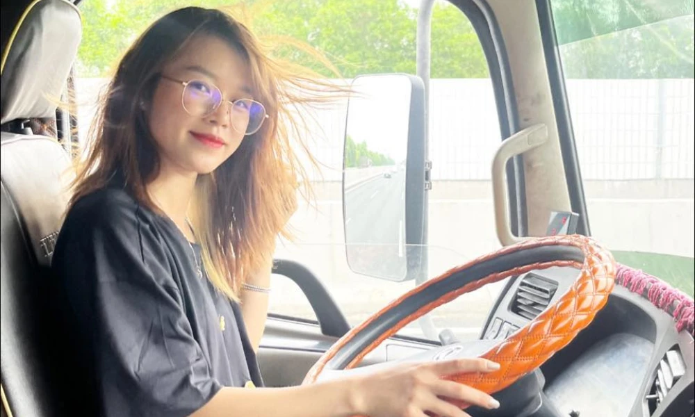 Gái xinh Gen Z chinh phục nghề lái xe tải 30 tấn, netizen 'rần rần' thích thú