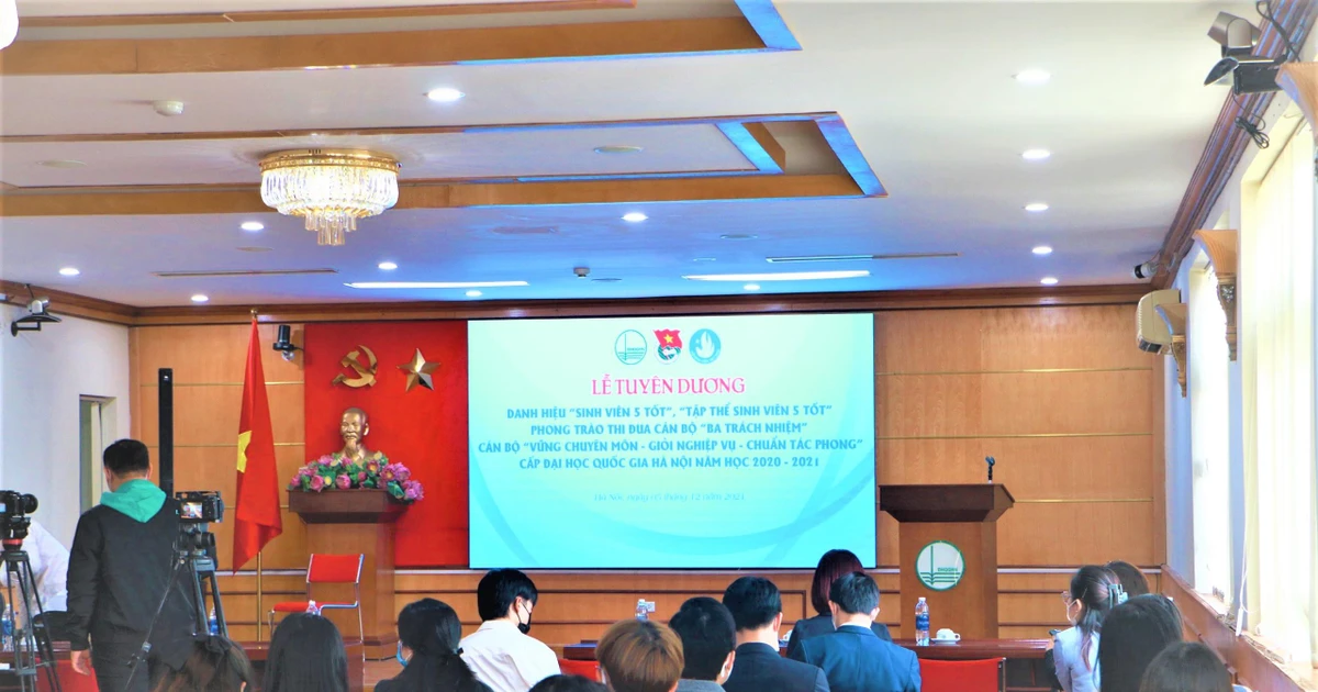 ĐHQG Hà Nội vinh danh sinh viên, cán bộ xịn xò: Vừa chống dịch vừa học tập, ai mà không khen! ✨