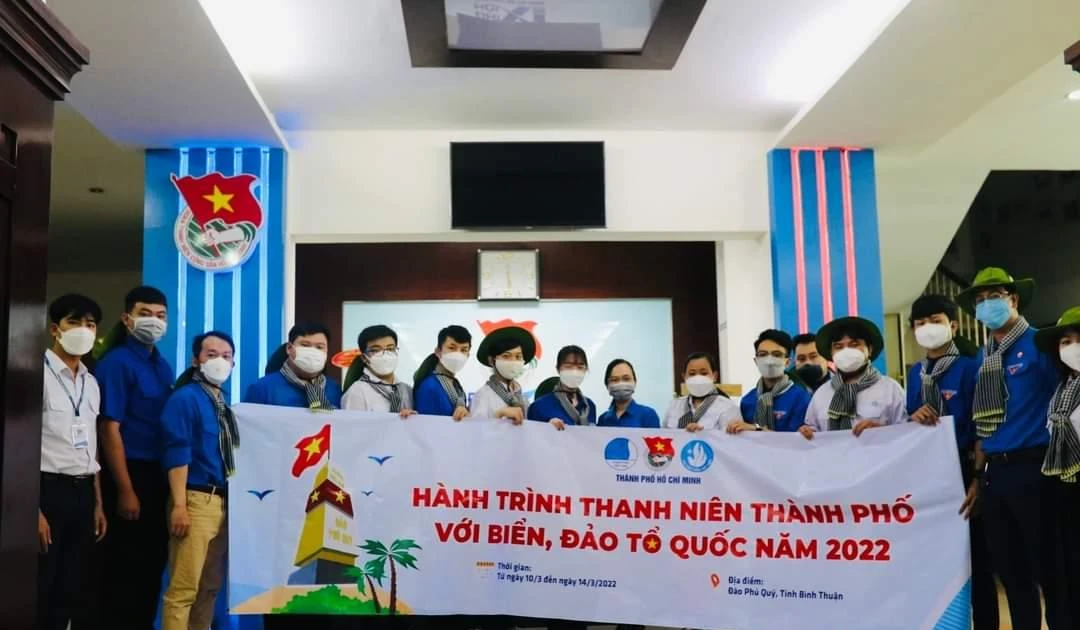 Gen Z Sài Gòn hăng say ra đảo Phú Quý làm tình nguyện, năng lượng tràn đầy!