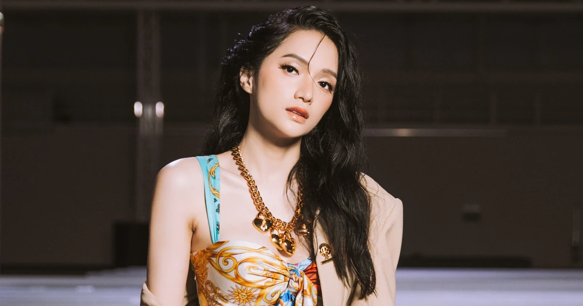 Chưa xong chuyện visual "dì nhà ta" trong The New Mentor, Hương Giang lại flex khung hình đỉnh nóc kịch trần ở đây nè!