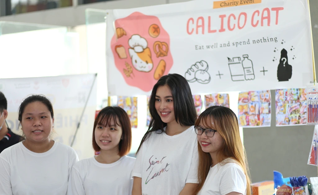 Hoa hậu Tiểu Vy đồng hành cùng "Phiên chợ 0 đồng" cho sinh viên - Ấm lòng quá đi mất!