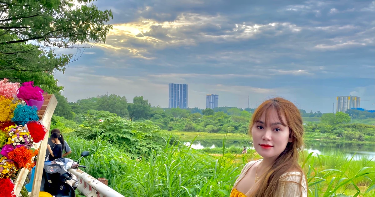 Sinh viên Làng Đại học Thủ Đức 'đu trend' chụp ảnh xe hoa mùa Thu Hà Nội cực chill