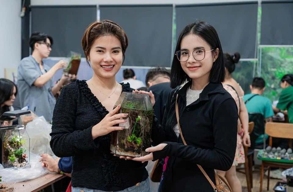 Gen Z mê mẩn workshop "trồng rừng mini" trong lọ thủy tinh ✨