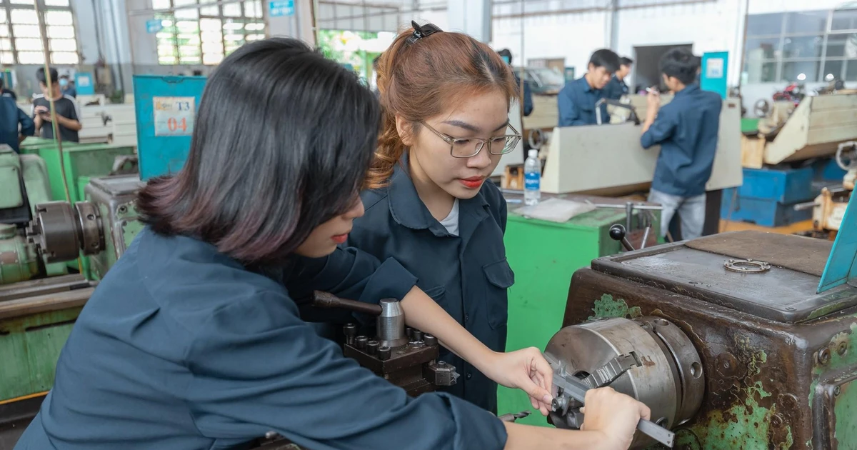 Trường ĐH Sư phạm Kỹ thuật TP.HCM chuẩn bị đón sinh viên về trường học offline 100% từ tháng 2 rồi nè!