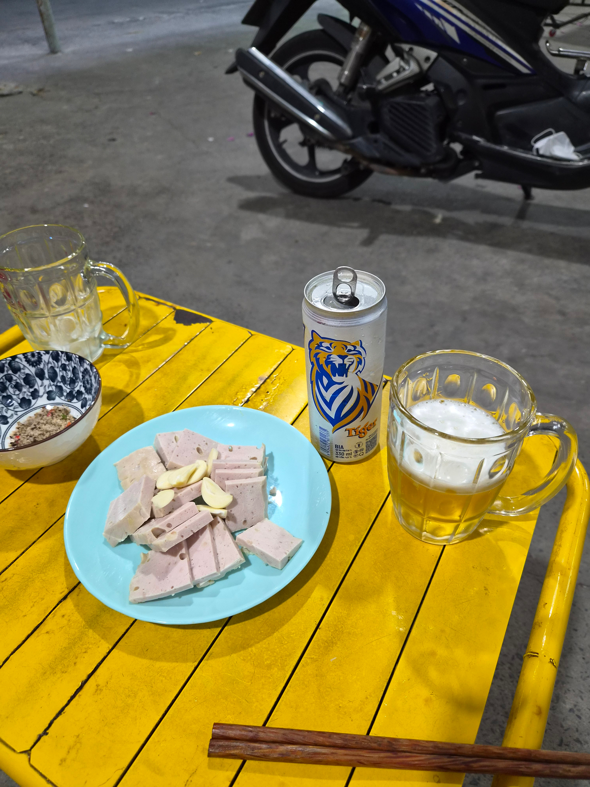 Trời nóng quá thì làm vài lon bia cho mát!