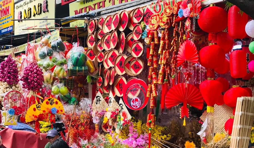 Phố bán đồ trang trí Tết lớn nhất Sài Gòn đang rần rần quá trời quá đất