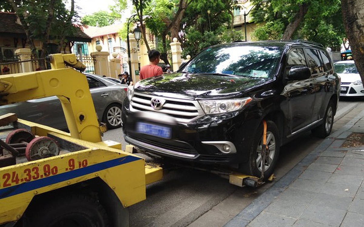 Hà Nội: Xe biển xanh đỗ bừa gây tắc nghẹt, dân phẫn nộ đòi xử và cái kết cực gắt từ CSGT