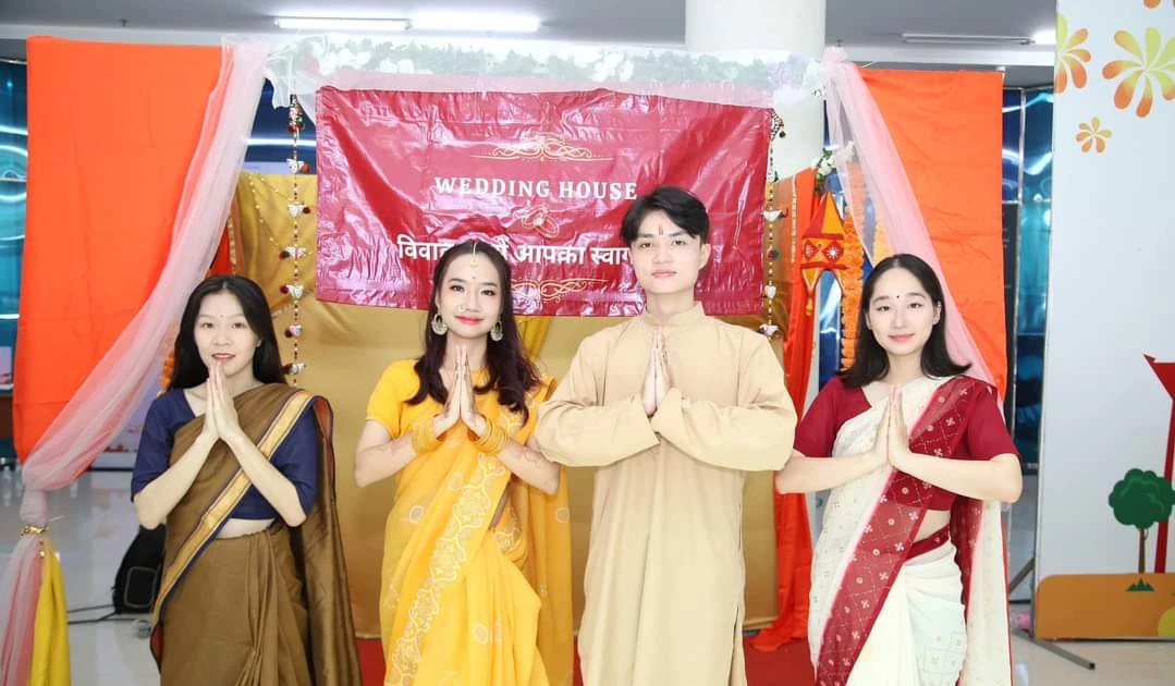 Sinh viên chill phết khi được "du lịch" khắp 5 châu tại Ngày hội Văn hóa 2024 ✨