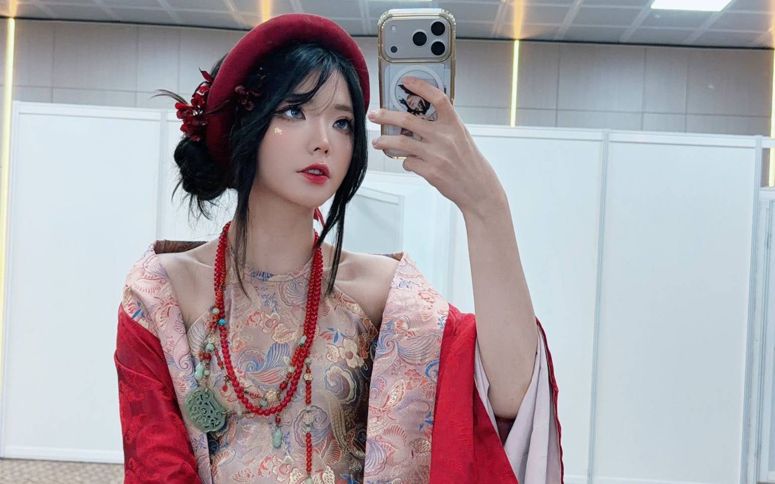 Anh họa sĩ "khùng" vẽ tranh anime lên quần nỉ bằng cách vuốt lông, cộng đồng mạng quỳ gối: "Tài năng là đây!"