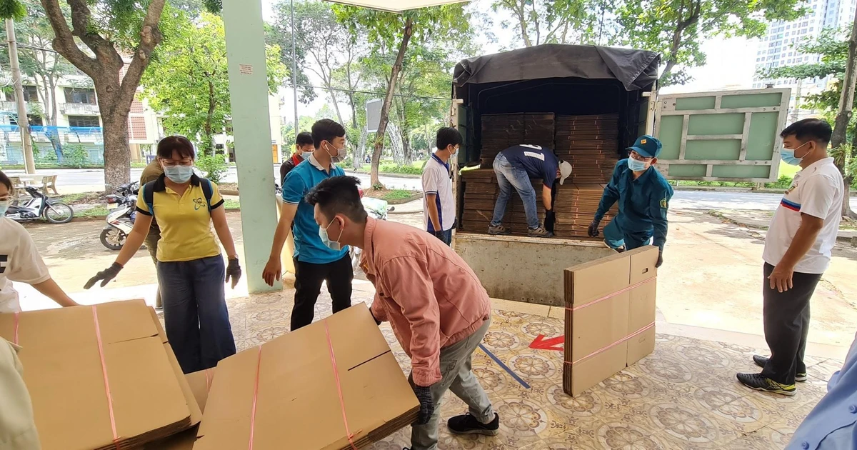 Dọn KTX gấp rút mà lại thiếu thùng giấy, sinh viên chạy túa cả lên