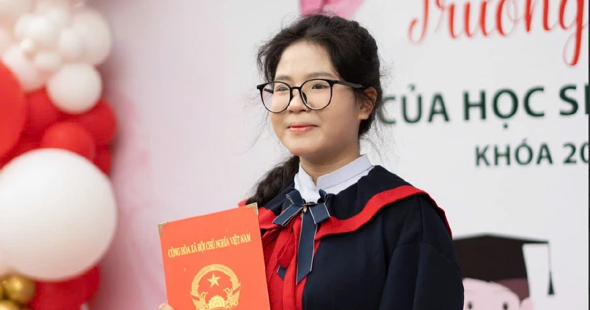 Nữ sinh ĐH Đà Nẵng nhận học bổng 'Nâng bước thủ khoa': 'Cơ thể yếu hơn thì ý chí phải mạnh hơn'