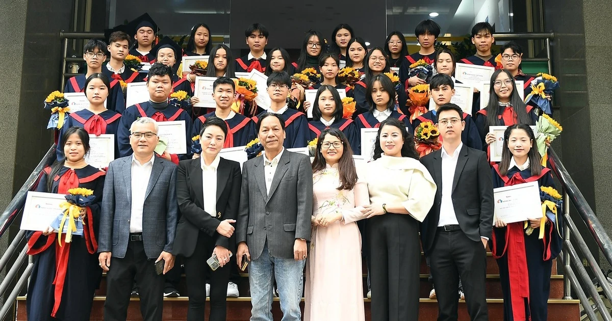 Nâng bước Thủ khoa 2024: Cuộc chạy tiếp sức của trái tim và ước mơ