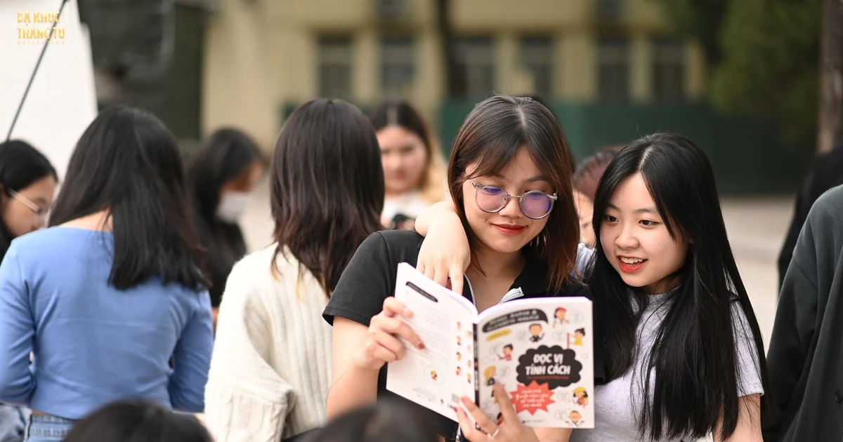 Gen Z "cày" sách trở lại: Khi đam mê đọc comeback mạnh mẽ giữa kỷ nguyên số ✨