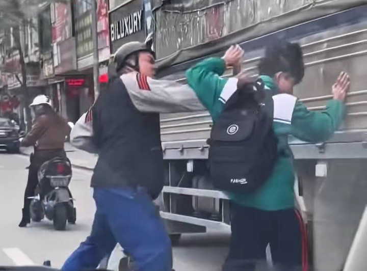 Chàng nam sinh bị chú đàn ông tấn công liên tục sau cú va chạm giao thông gây phẫn nộ