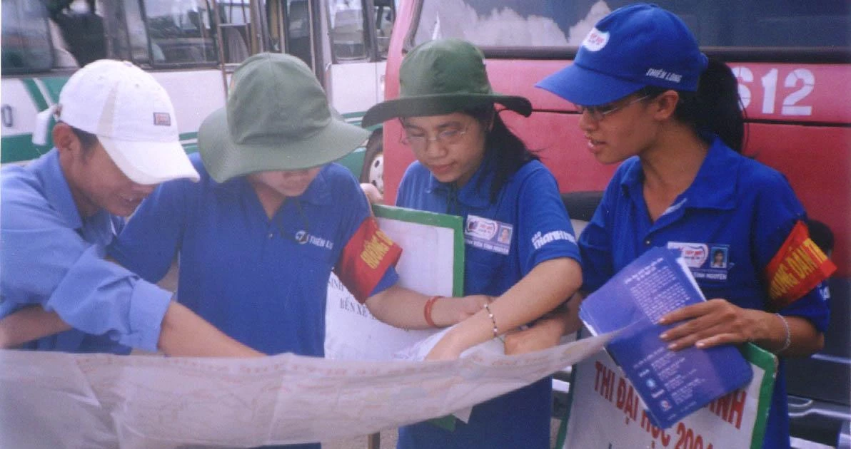 Những khoảnh khắc đáng nhớ về màu áo xanh tình nguyện mùa thi