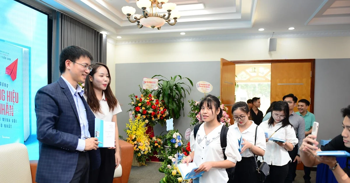 Cuốn sách "Xây dựng thương hiệu cá nhân để tự bán mình với giá cao nhất" đang hot ở đâu nhỉ?
