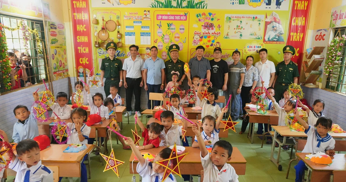 Sinh viên FPT mang trung thu ấm áp về với bản cao Tri Lễ