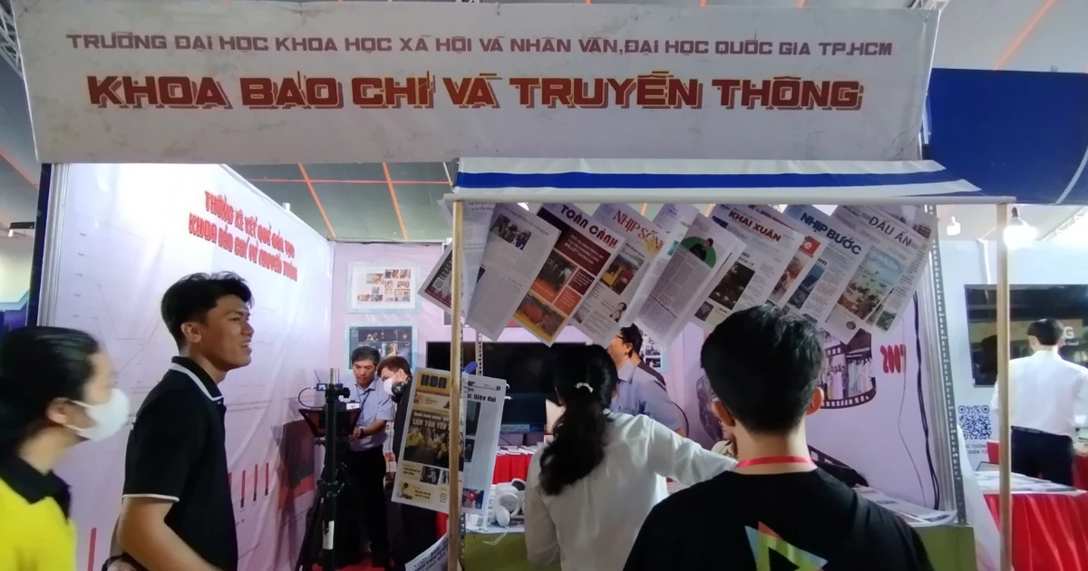 Sản phẩm của sinh viên báo chí cháy hàng tại Hội Báo toàn quốc 2024