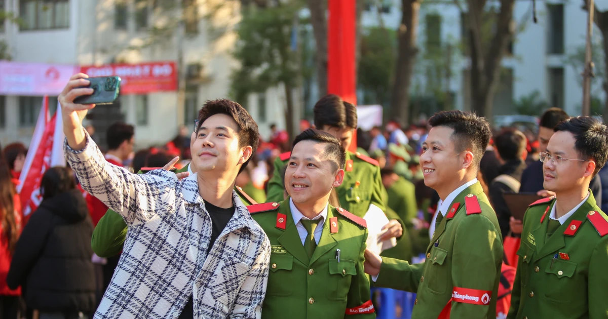 "Anh cảnh sát điển trai" Phùng Đức Hiếu tiếp sức Chủ Nhật Đỏ lần thứ 17