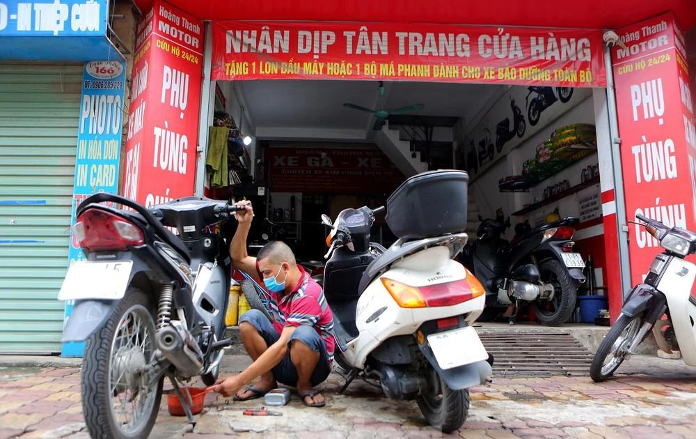 Xóm rửa xe ô tô và tiệm sửa xe máy Hà Nội đông nghẹt người sau giãn cách