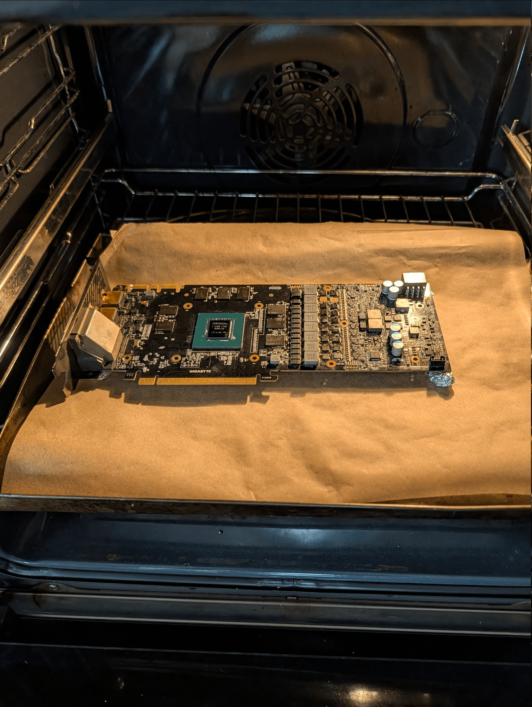 Gaming gear cứu card đồ họa bằng lò nướng - màn hồi sinh thần thánh hay liều mạng vô ích?