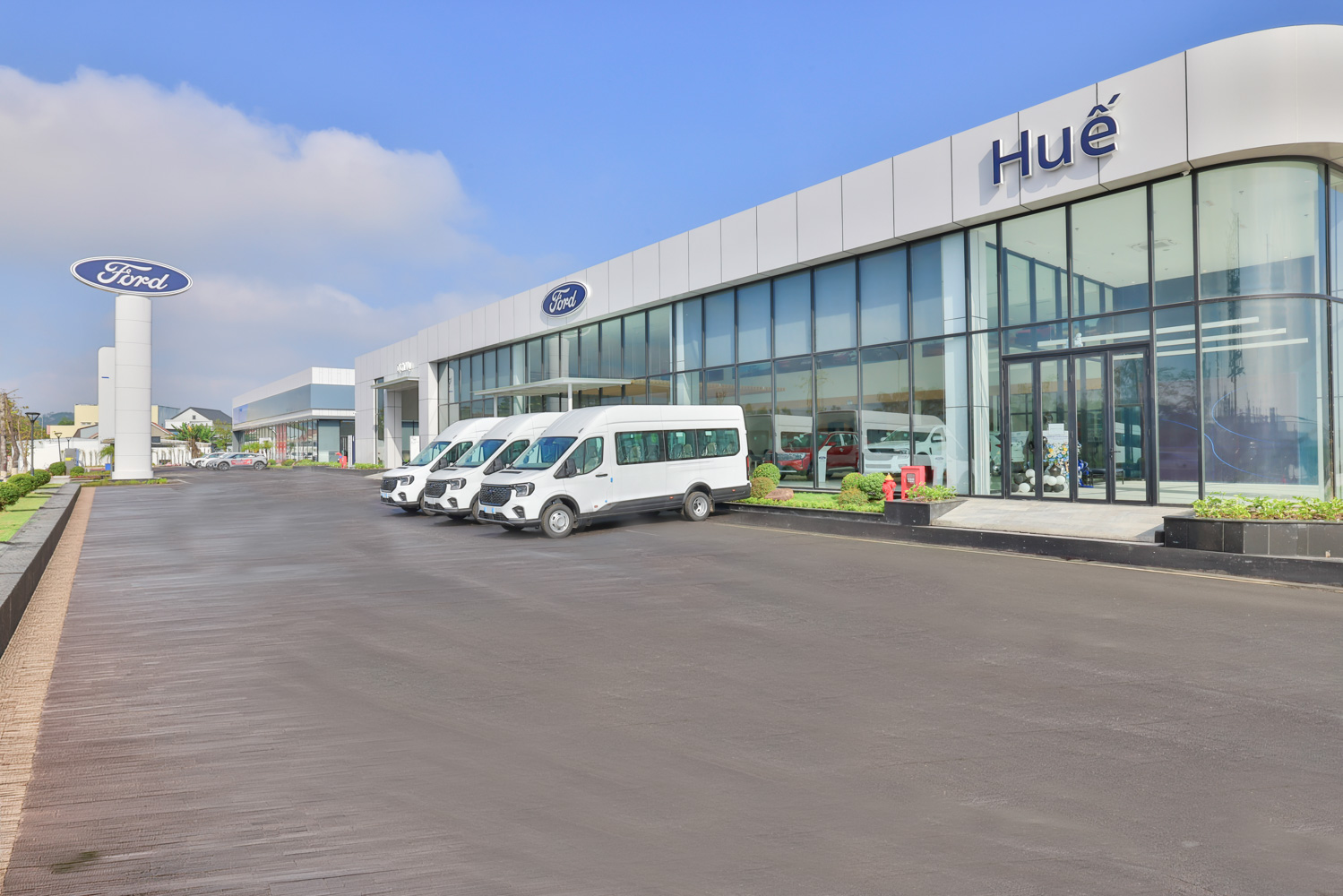 Ford Việt Nam khai trương đại lý Huế xịn xò chuẩn quốc tế, khách hàng được chiều hết nấc