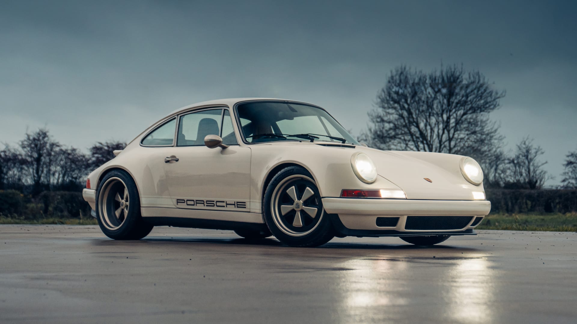 Porsche 911 restomod phủ carbon "béo nhưng nhẹ tênh" - tỷ lệ công suất/trọng lượng xịn hơn cả 992 GT3 RS