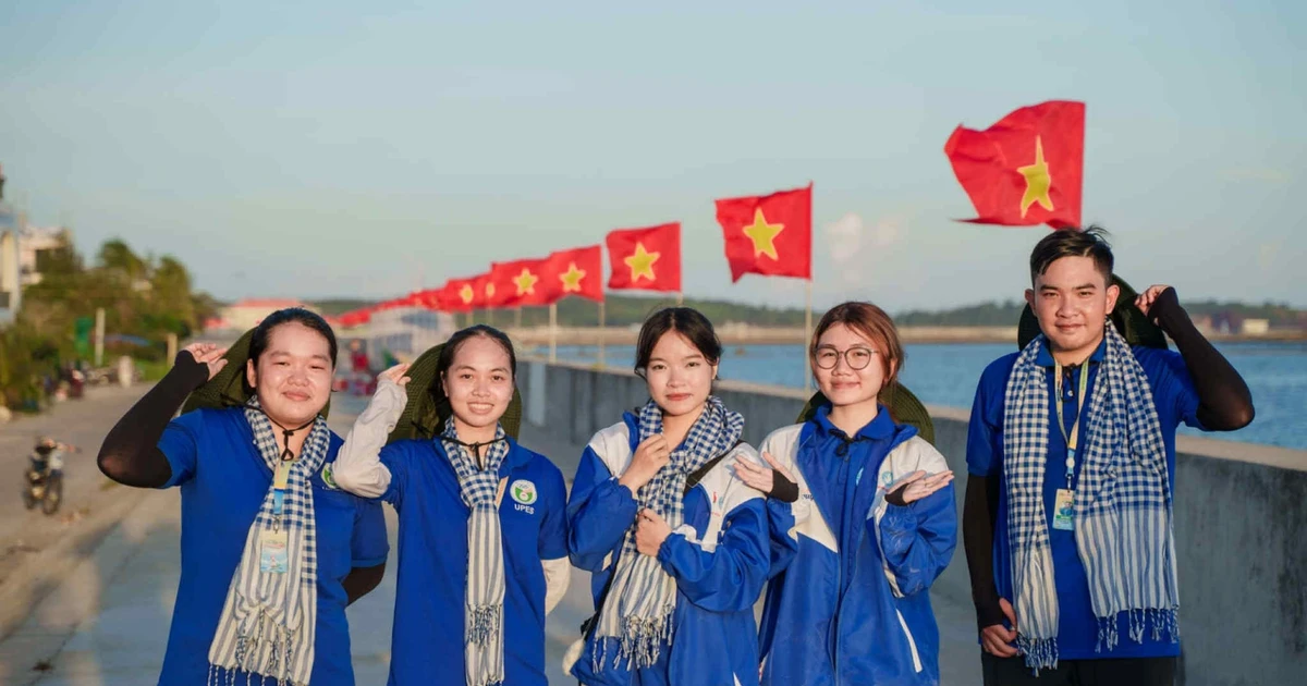 Chiến sĩ Mùa hè xanh tại đảo Phú Quý: "Đi để cống hiến, về để trưởng thành"