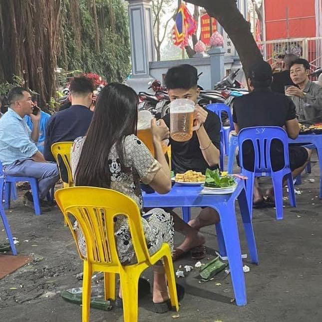 Ngoài kia ko biết thế giới yêu nhau kiểu gì nhưng mấy em mặc đồ ngủ đi uống bia này khỏe vô đối