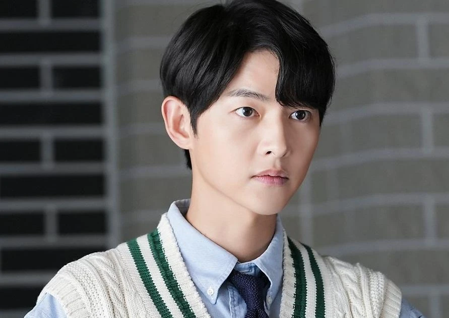 Song Joong Ki bị "ném đá" vì ăn mặc lạ lẫm nhưng màn phản pháo sau đó mới thật sự "xịn sò"
