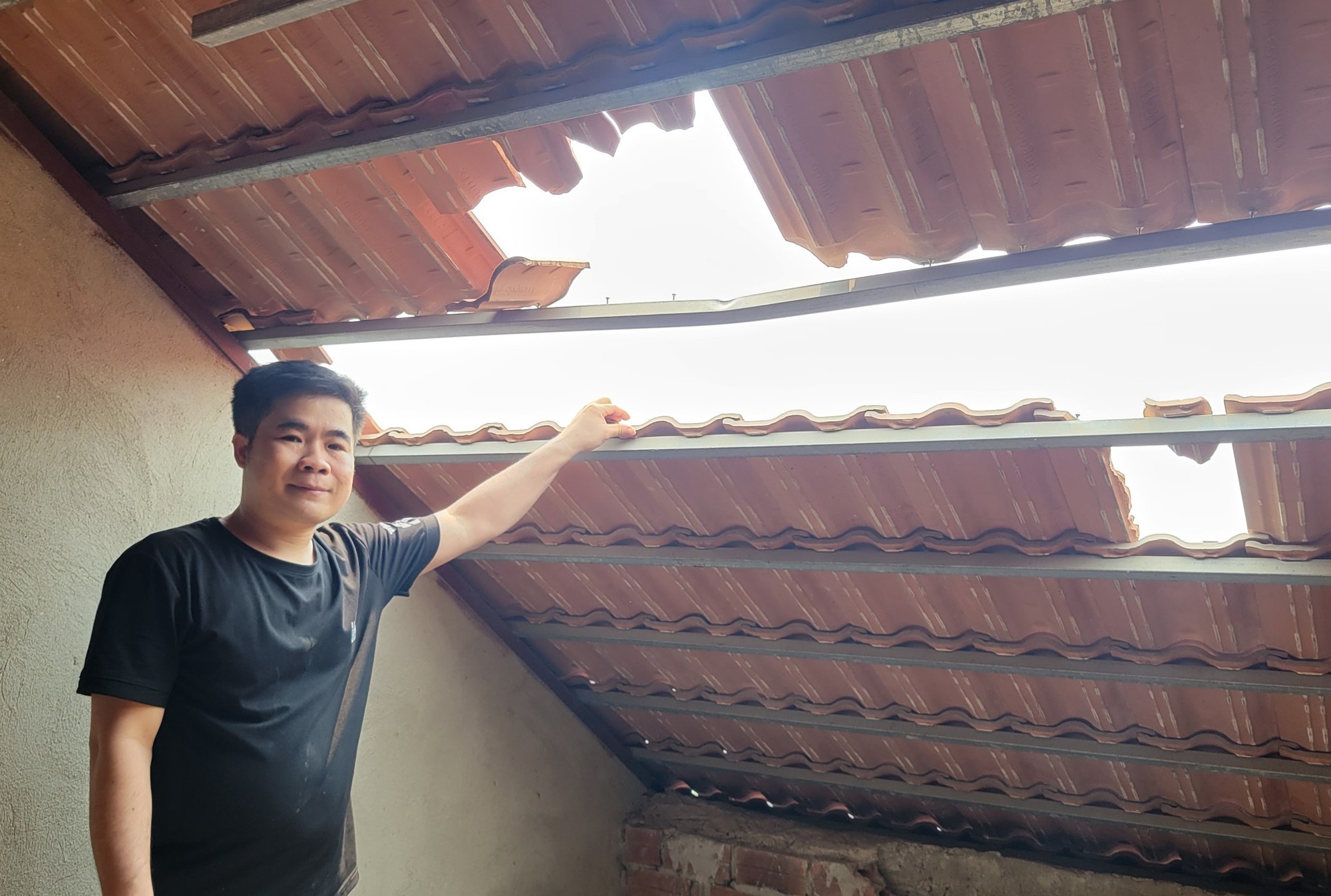 Ơ kìa! Đang ăn cơm mà đá từ trên trời rơi xuống, sốc chưa các bạn ơi!