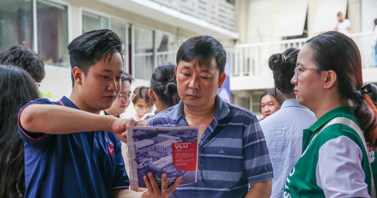 Các trường đại học "mở hội" học bổng khủng trong mùa tuyển sinh 2024
