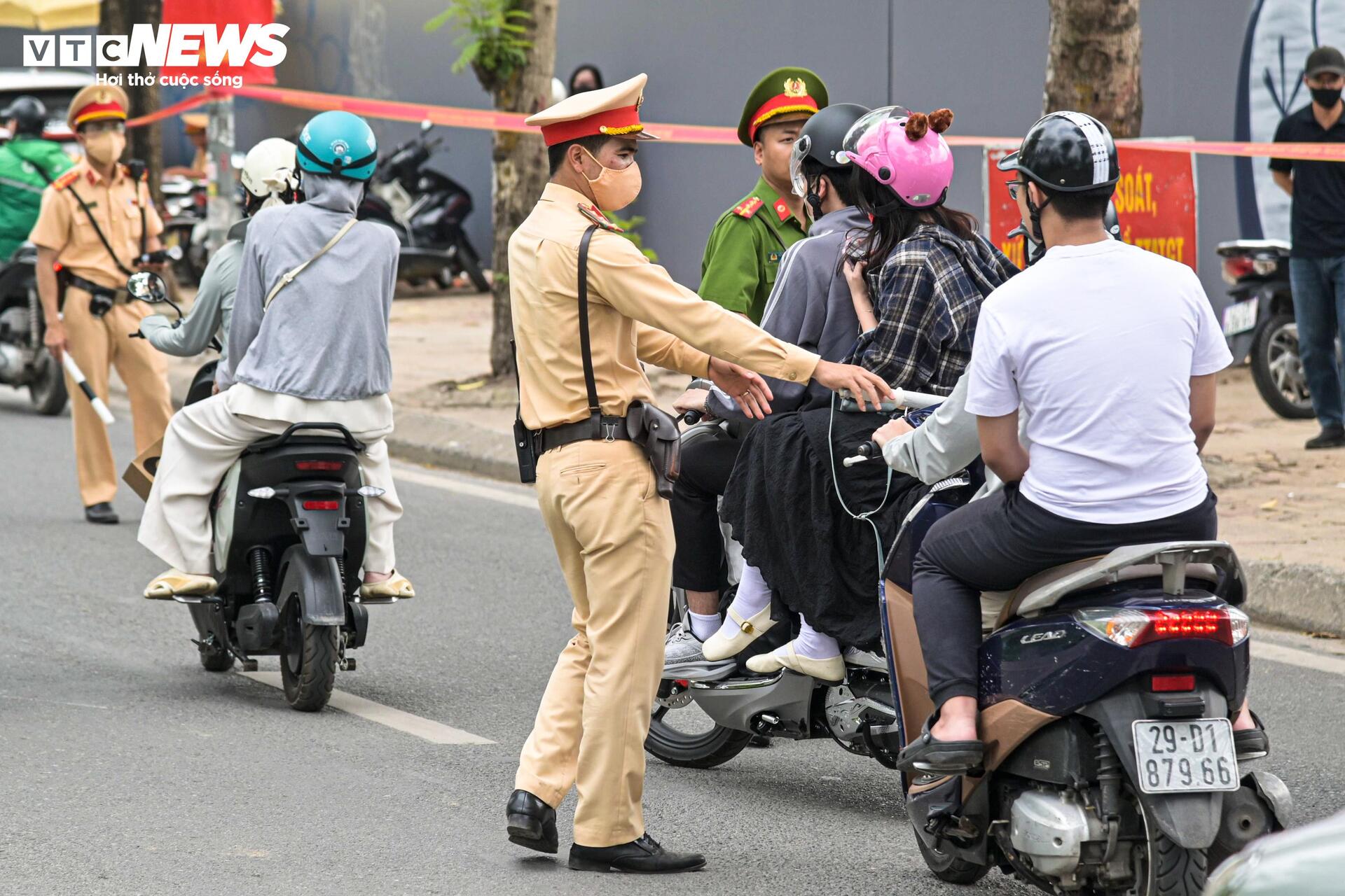 Hà Nội: Đám thanh niên rồ ga, quay xe chạy khi thấy CSGT nhưng vẫn không thoát