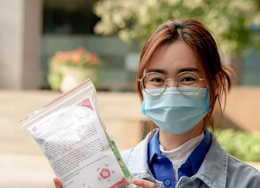Các trường đại học phát quà cứu trợ sinh viên F0 gặp khó khăn, ấm lòng quá đi mất!