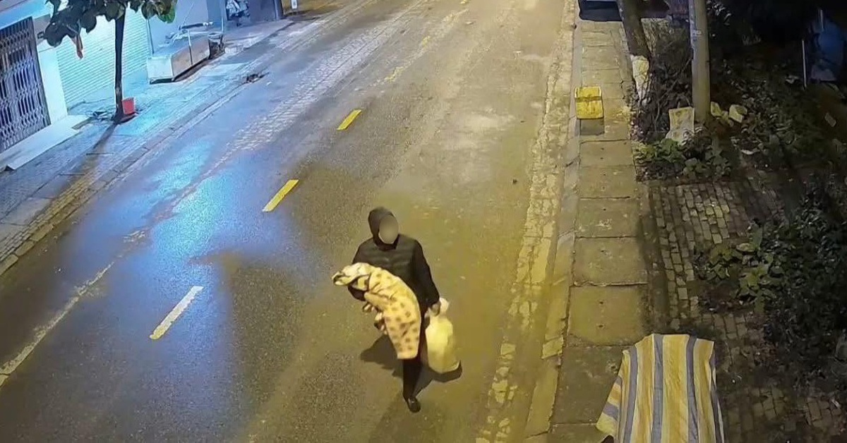 Bé gái bị bỏ rơi trên vỉa hè giữa đêm lạnh 10 độ ở Lào Cai: Update tình hình mới nhất!