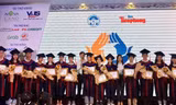 Trao 140 suất học bổng xịn sò cho các thủ khoa và sinh viên vượt khó ✨