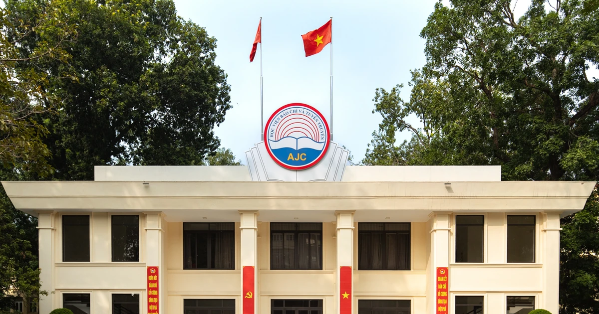 Trường ĐH nhuộm sắc đỏ rực rỡ chào mừng Đại hội Đảng, vibe tưng bừng khắp Hà Nội