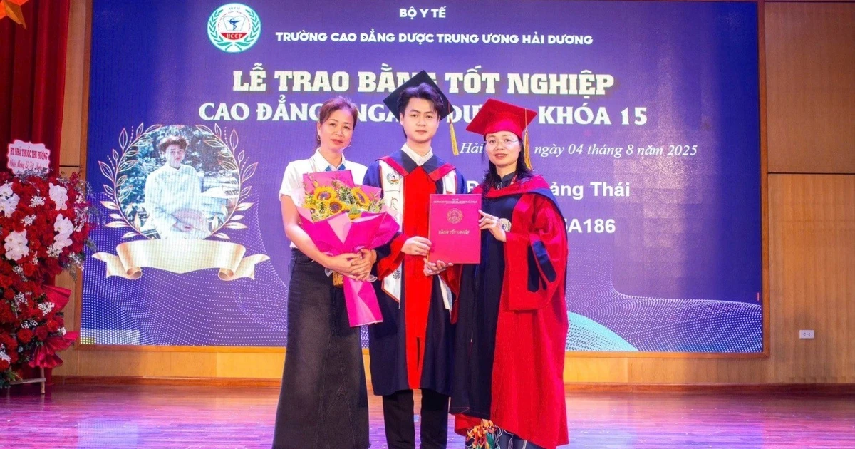 Nam sinh trường Dược tốt nghiệp Xuất sắc và hành trình trưởng thành từ những điều bình dị