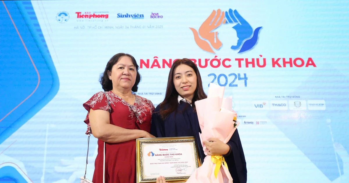 Phụ huynh vượt ngàn cây số cùng con đón khoảnh khắc vinh quang tại 'Nâng bước thủ khoa 2024' ✨