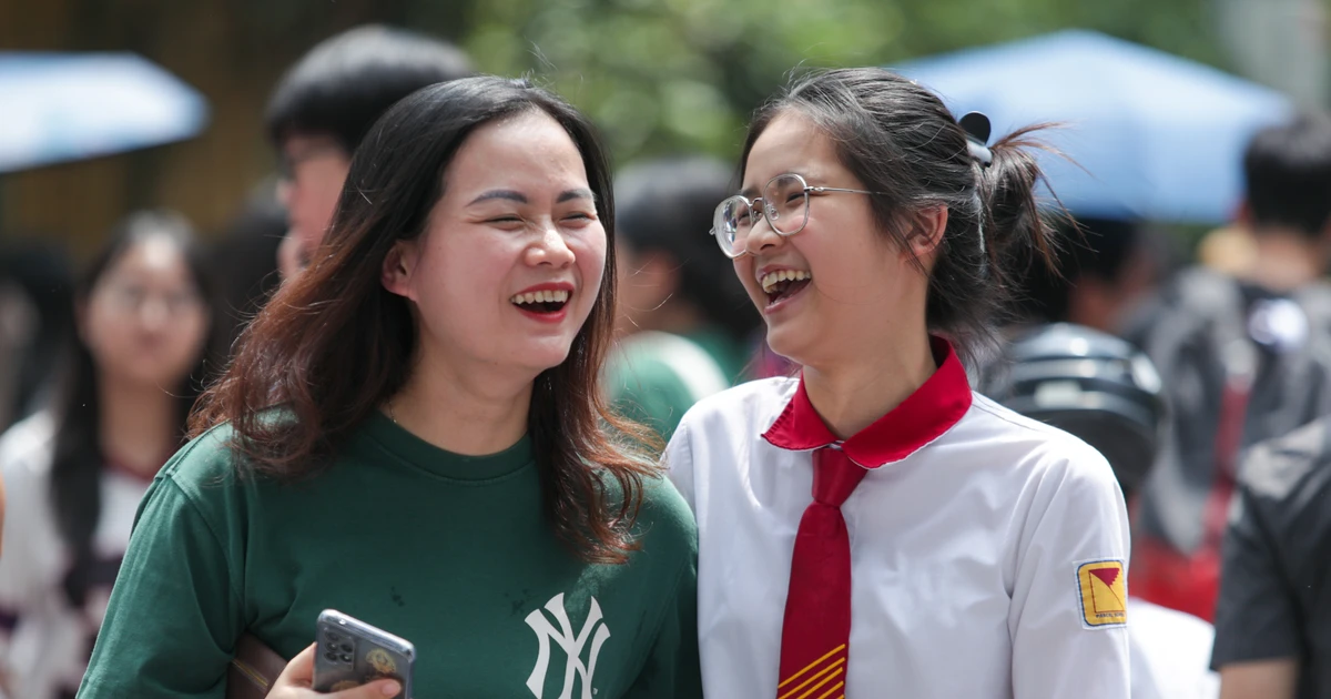 Đề Toán tiếp tục 'phát đường' cho sĩ tử Hà Nội, vỡ òa cảm xúc sau môn thi cuối cùng