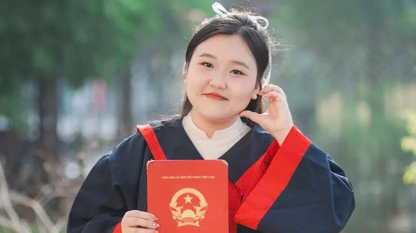 Nữ sinh vượt khó giành giải quốc gia, được tuyển thẳng Đại học Hà Nội - câu chuyện cảm động quá đi