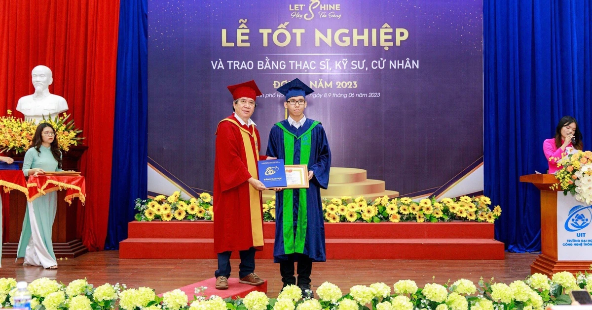 Chàng trai Tây Ninh cháy máy làm khóa luận nhận điểm 10, trở thành thủ khoa ngành Khoa học dữ liệu