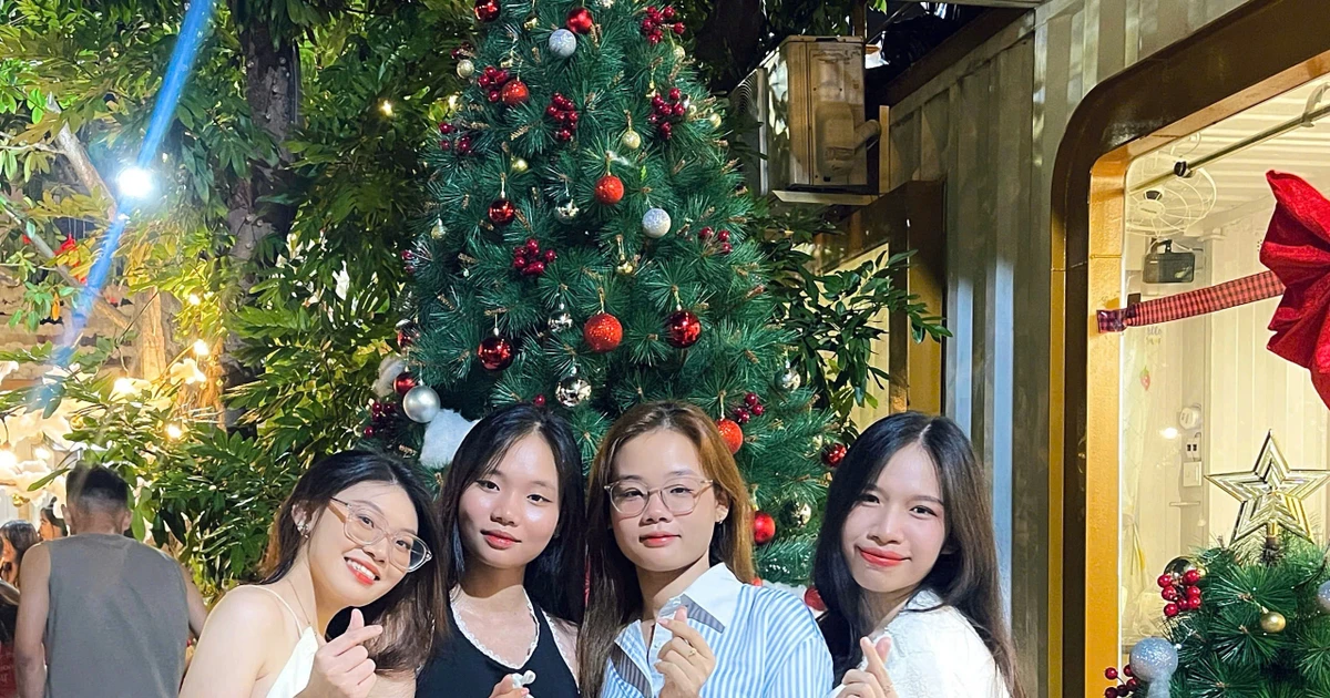 Giới trẻ Sài Gòn rần rần check-in Noel sớm, sống ảo xịn xò hết nấc ✨