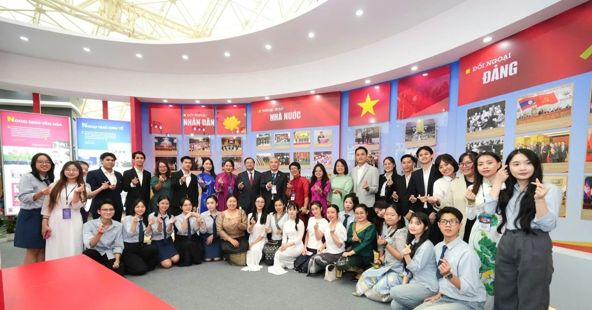 Gen Z Ngoại giao "flex" kỹ năng tại Triển lãm 80 năm Độc lập - Tự do - Hạnh phúc ✨